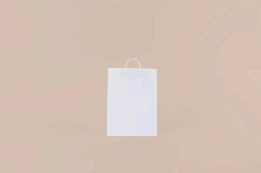 BOLSA 28X40X15 CON MANIJA TORNEADA BLANCA.